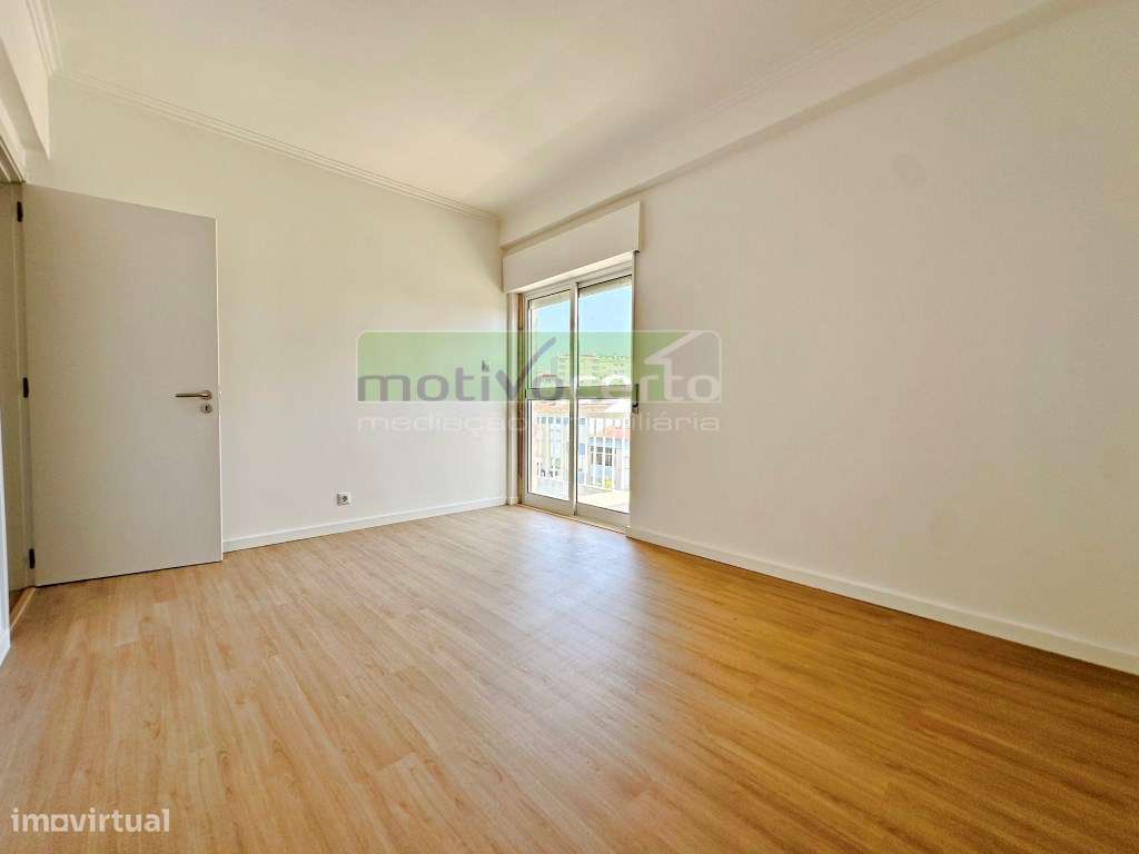 Magnífico T3 Totalmente Remodelado no Casal de São Brás, com Varand...-10