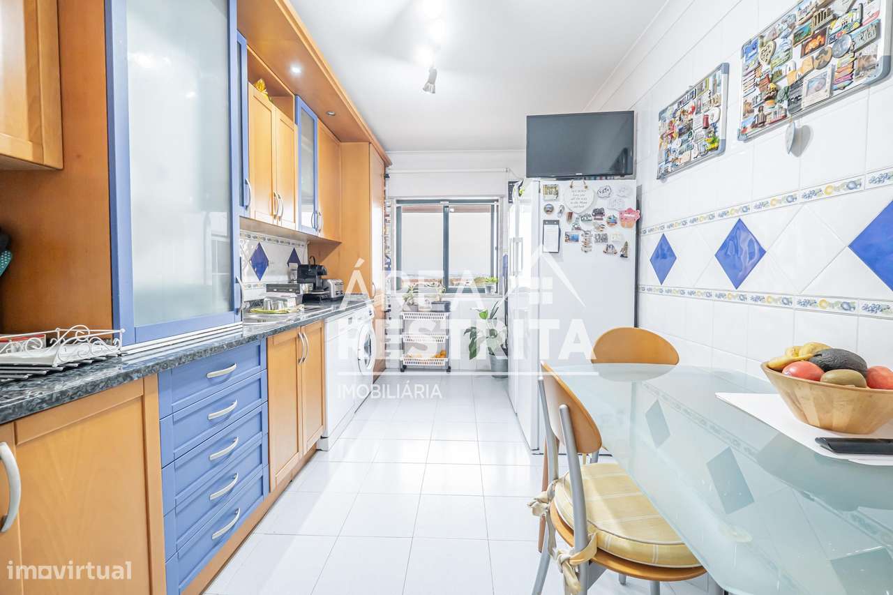 Apartamento T3 com parqueamento e elevador nos Fidalguinhos, Barreiro-8