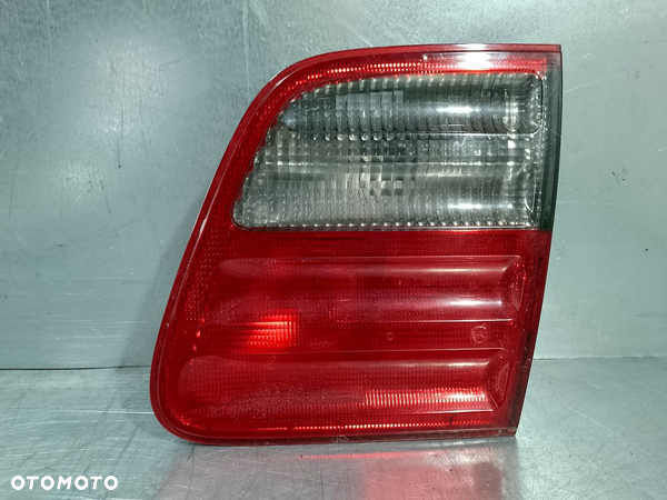 LAMPA TYLNA PRAWA W KLAPE MERCEDES W210 A2108207464 - 2