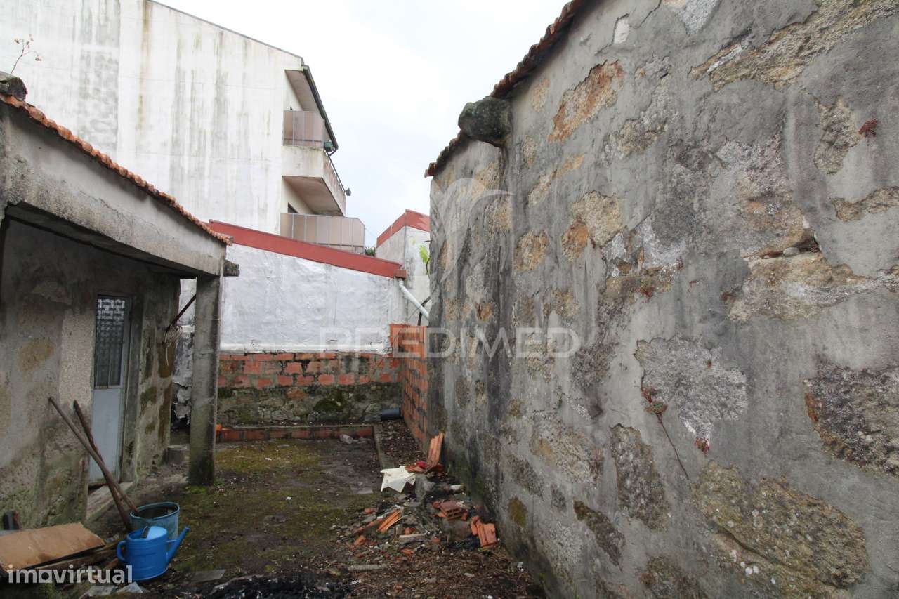 Moradia T3 para restauro com 2 pisos, 3 frentes em Valbom, Gondomar - Grande imagem: 5/34