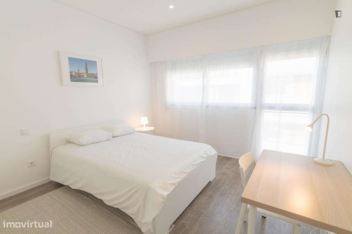 Quarto - localizado em Santa Marinha Porto - Grande imagem: 4/13