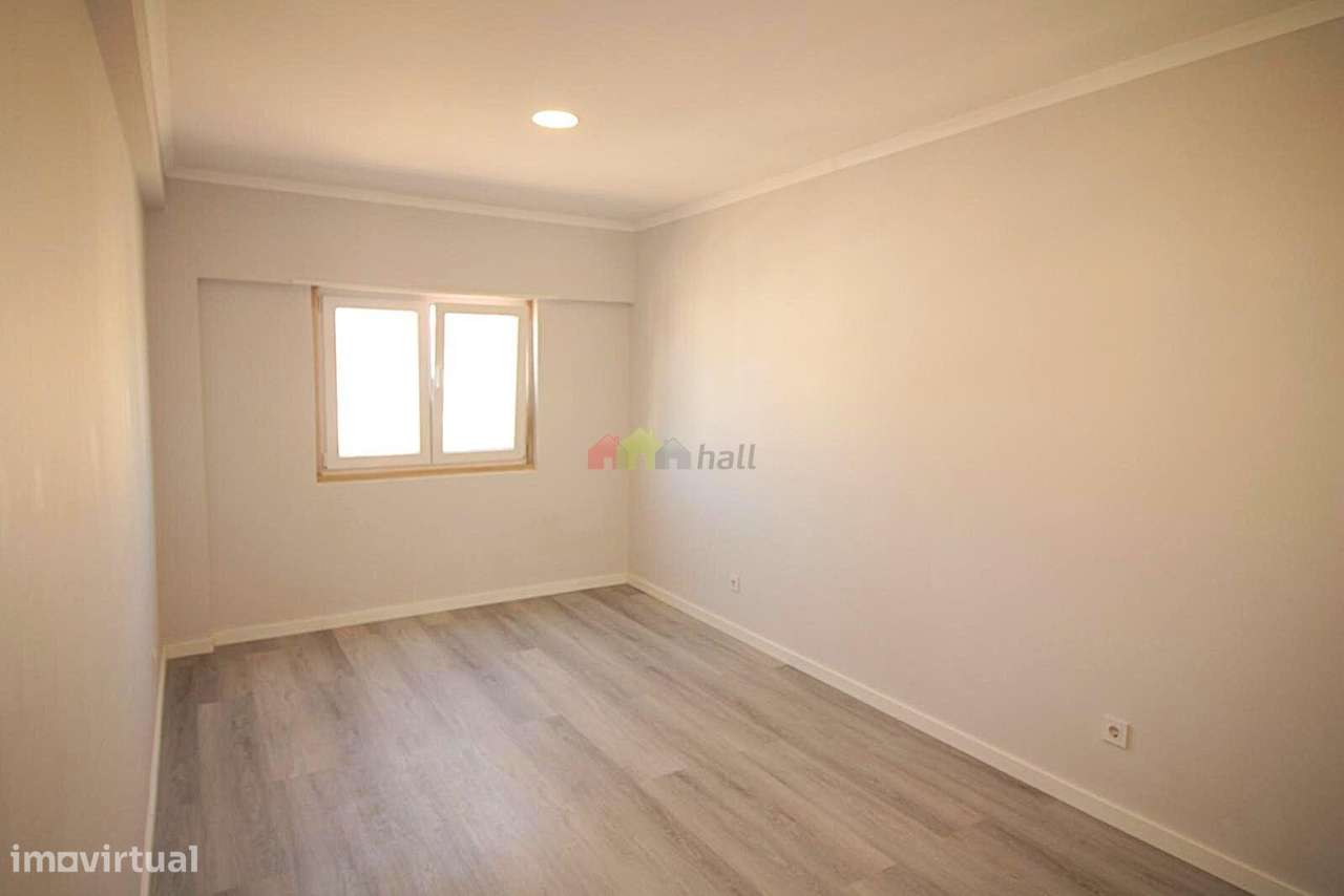 Apartamento T4, 3º andar, Totalmente Remodelado na Amora-7