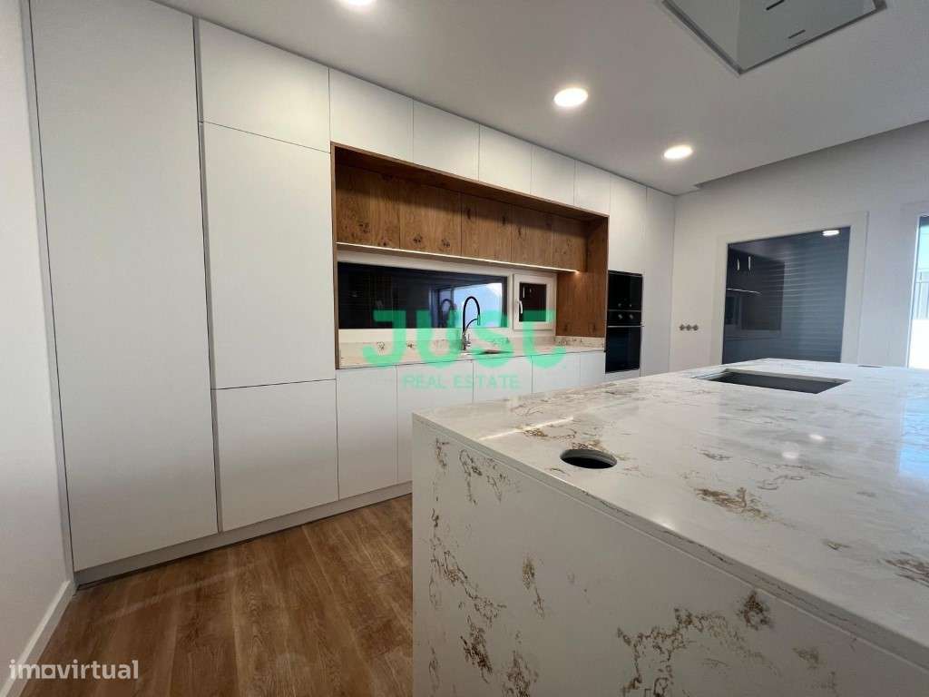 Moradia térrea, T3 + 1 com 2 suítes em Pinhal General - Fernão Ferro. - Grande imagem: 5/20