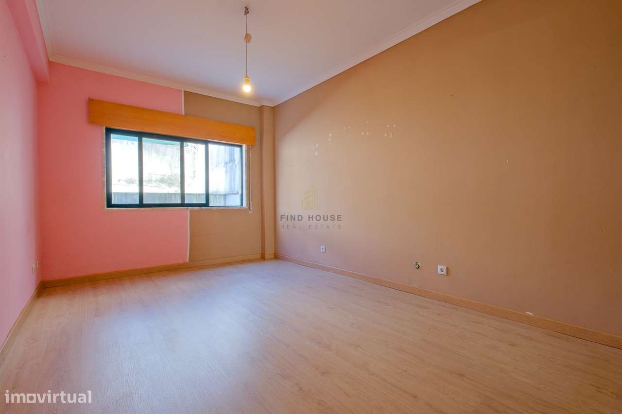 Apartamento T2 com terraço, lugar de garagem e arrecadação em Vale de-13
