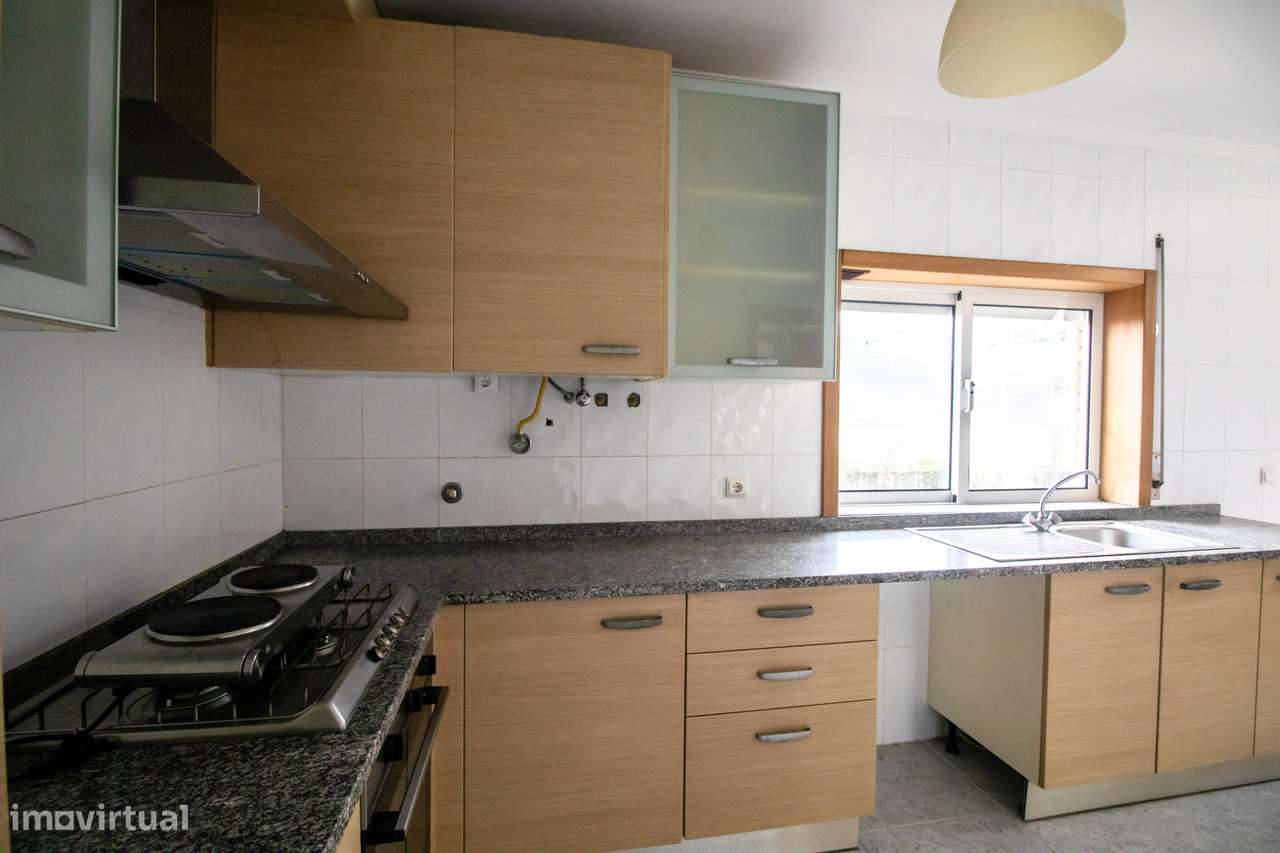 Moradia T4 Usada em Excelente Localização – A Apenas 1 km da Praia-8