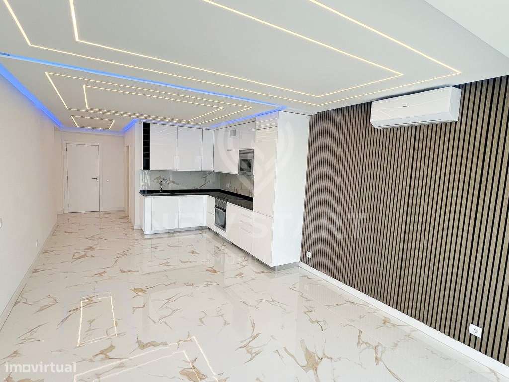 Apartamento T2 renovado com vista mar e garagem em Quarteira - Grande imagem: 2/13