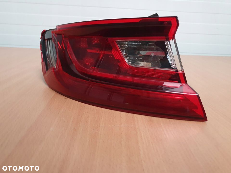 LAMPA TYŁ W BŁOTNIK PRAWA LEWA MEGANE IV HB - 10