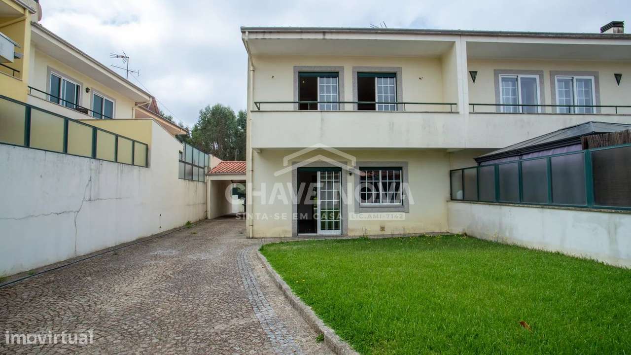Moradia Geminada V3 c/ Jardim em Rio Meão-0