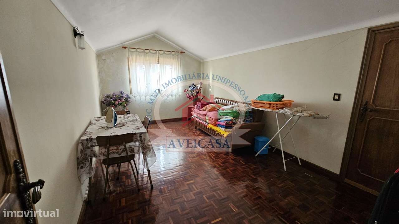 Moradia isolada T5 em bom estado com quintal e garagens-26