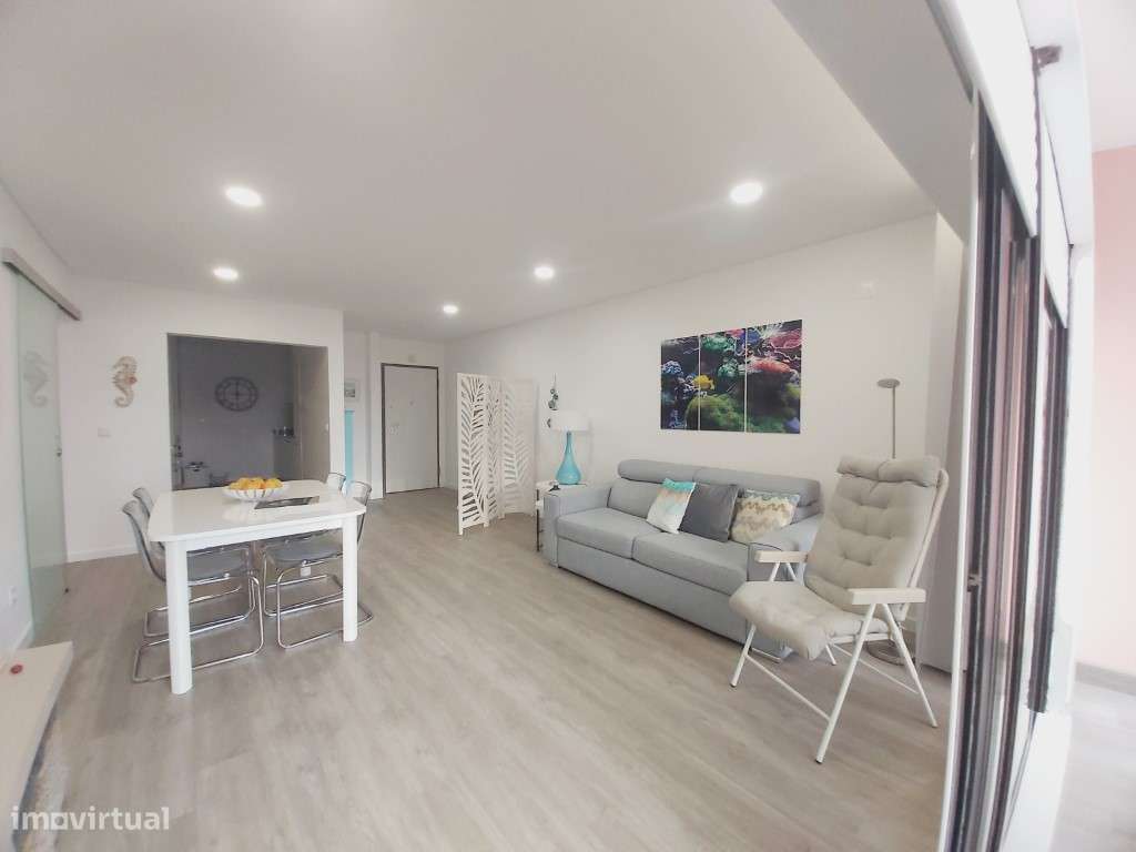 T2 remodelado em condomínio com piscina e campo de ténis-36