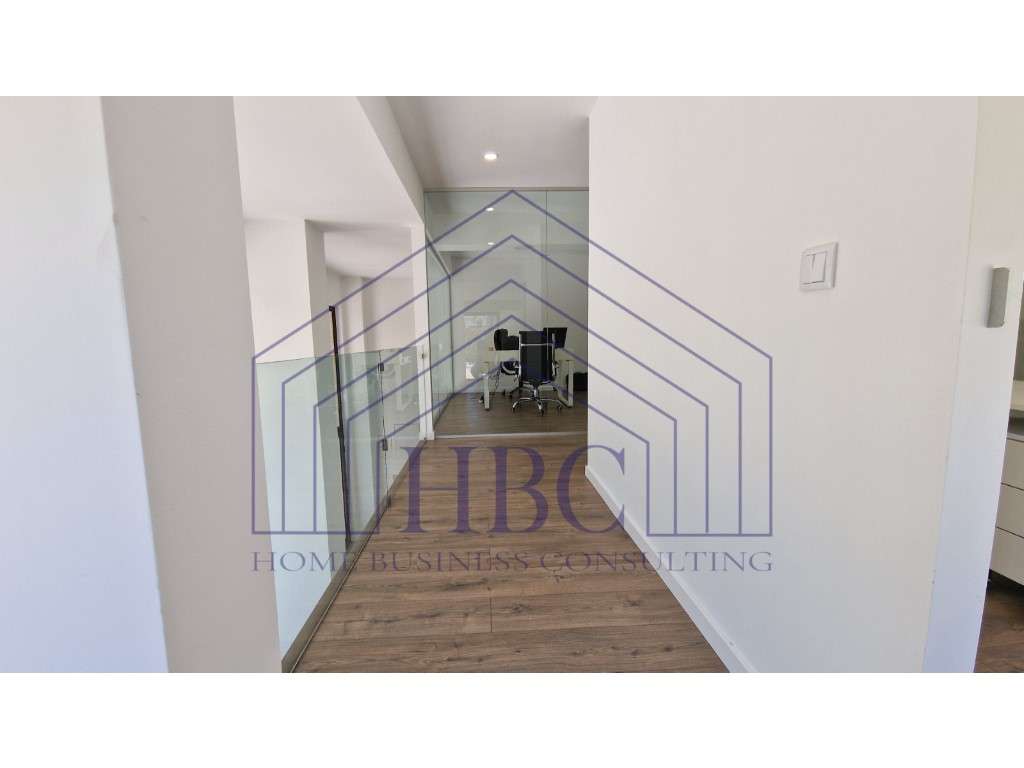 Espaço comercial com escritórios situado na Urbanização dos Terraço...-9