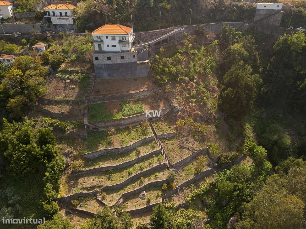 Prédio Isolado em Câmara de lobos - Grande imagem: 2/32