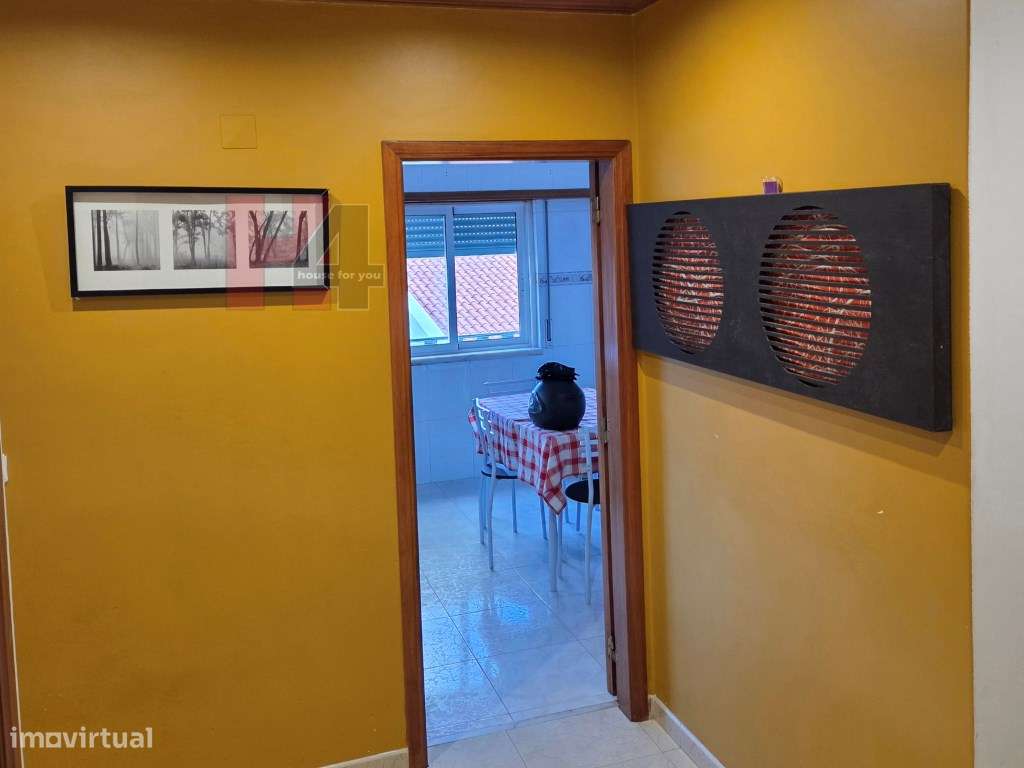 T2 com box e ótima localização na Amadora-22