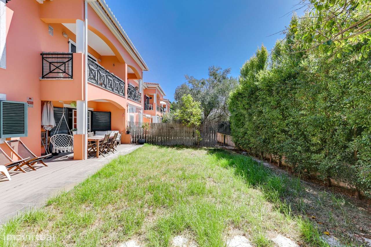 T3 com jardim privado, condomínio com piscina ,2 Estacionamentos + 1 a-28