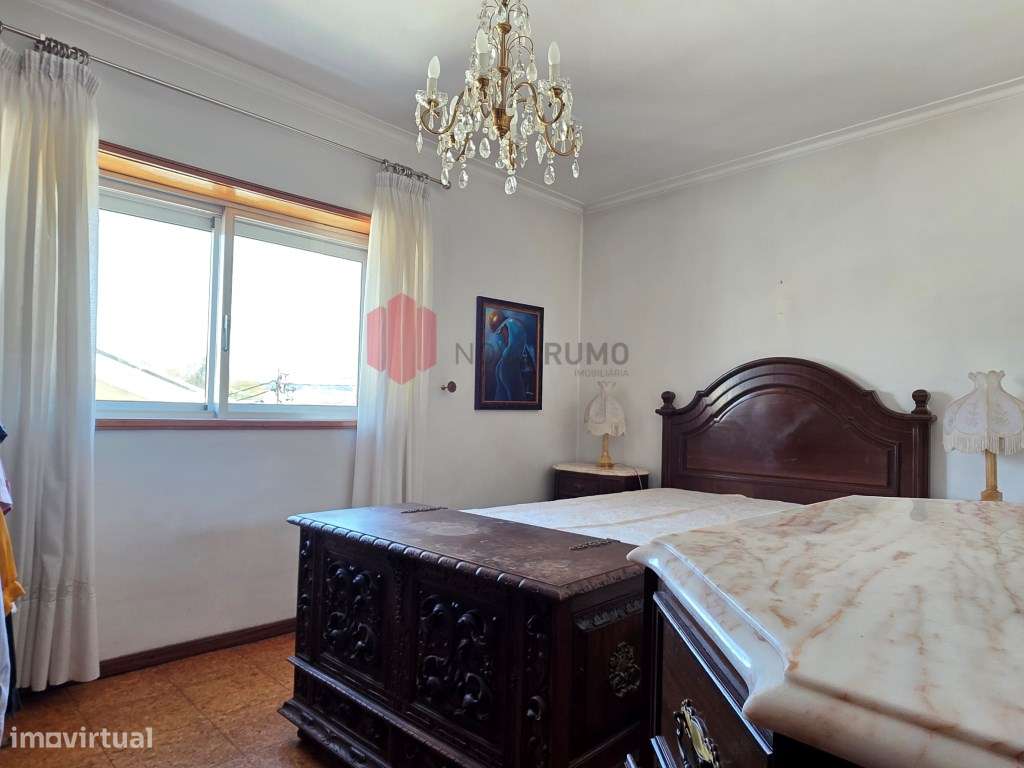 Moradia T3 de três frentes, com três pisos, anexos e garagem, inser...-18