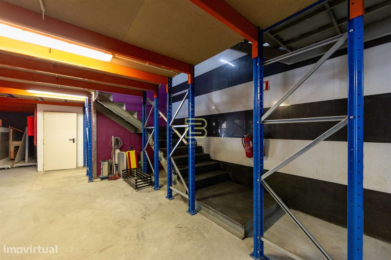 ARMAZÉM com 374m², para VENDA, na ZONA INDUSTRIAL de ERMESINDE-10