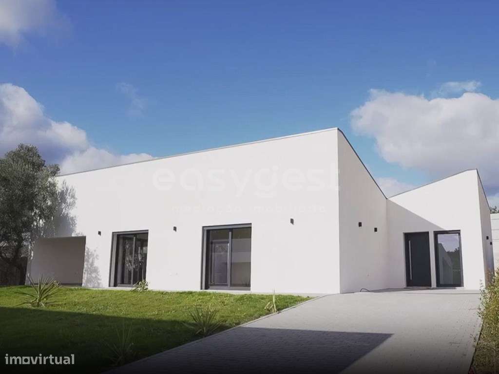 Moradia de Luxo Térrea com Piscina Central e Garagem - Loulé - Grande imagem: 5/37