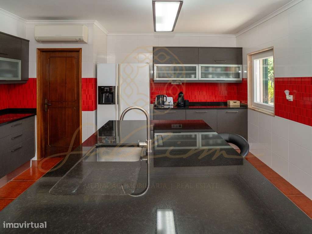 Moradia Isolada com 6 Assoalhadas , Piscina , Garagem Perto das Praias-23