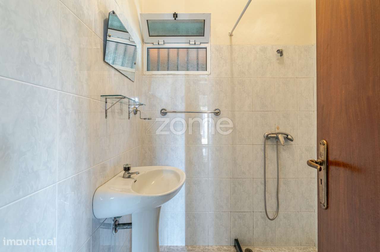 Moradia T2+1 com enorme potencial-26
