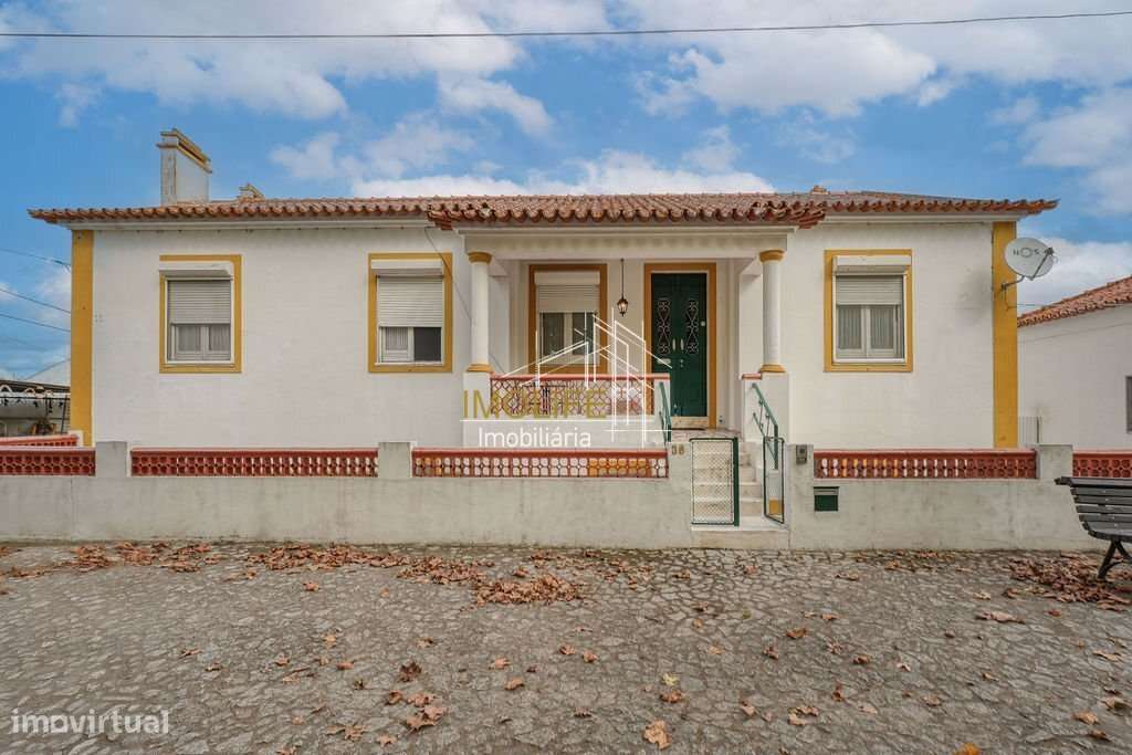 Excelente Moradia com dois pisos no centro do Vimieiro-33