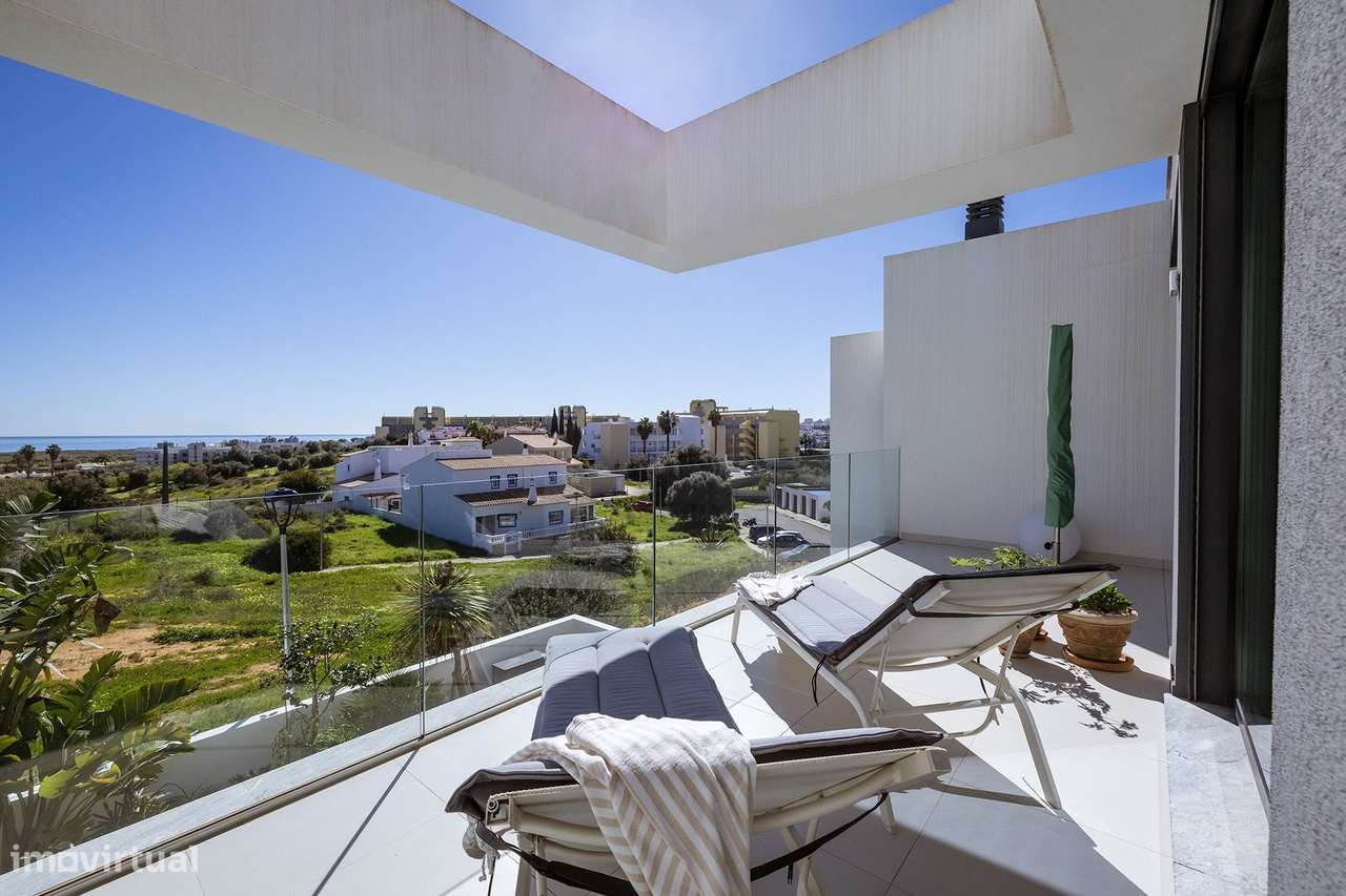 MODERNA E LUXUOSA MORADIA T3 COM PISCINA E GARAGEM PERTO DA MARINA DE-30