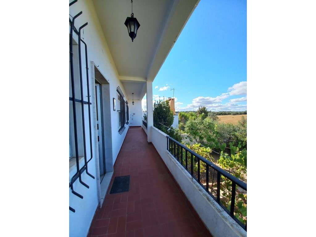 Moradia com 232 m², terreno de 630 m², piso inferior ao nível do ja...-28