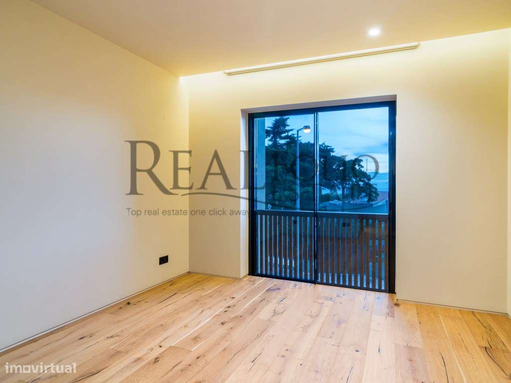 Moradia T5 com acabamentos de luxo e vista panorâmicas sobre a Baia...-42