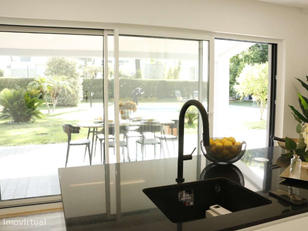 Moradia T4 com Jardim Privado e Piscina na Aroeira-18