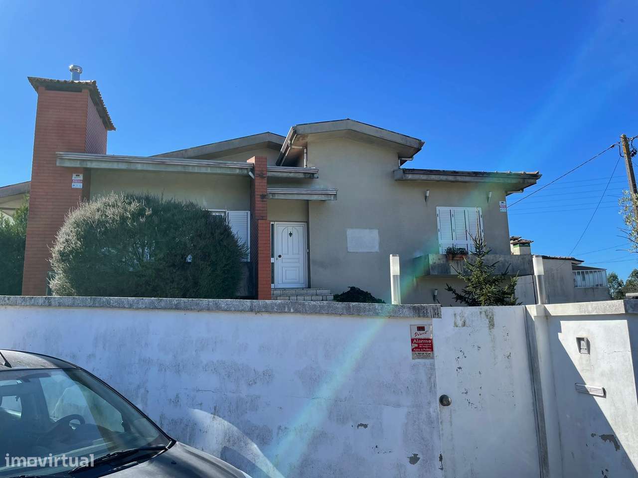 Moradia de 4 frentes com painéis solares, T4, piscina, cave e jardim-24