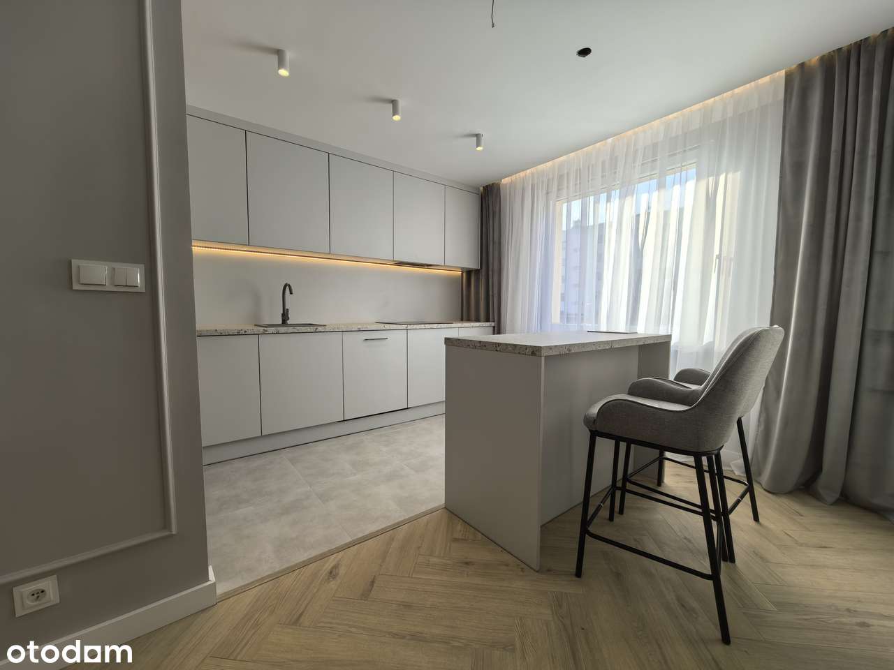 NOWA OFERTA! Nowoczesne mieszkanie na Parkitce po remoncie! I piętro-0