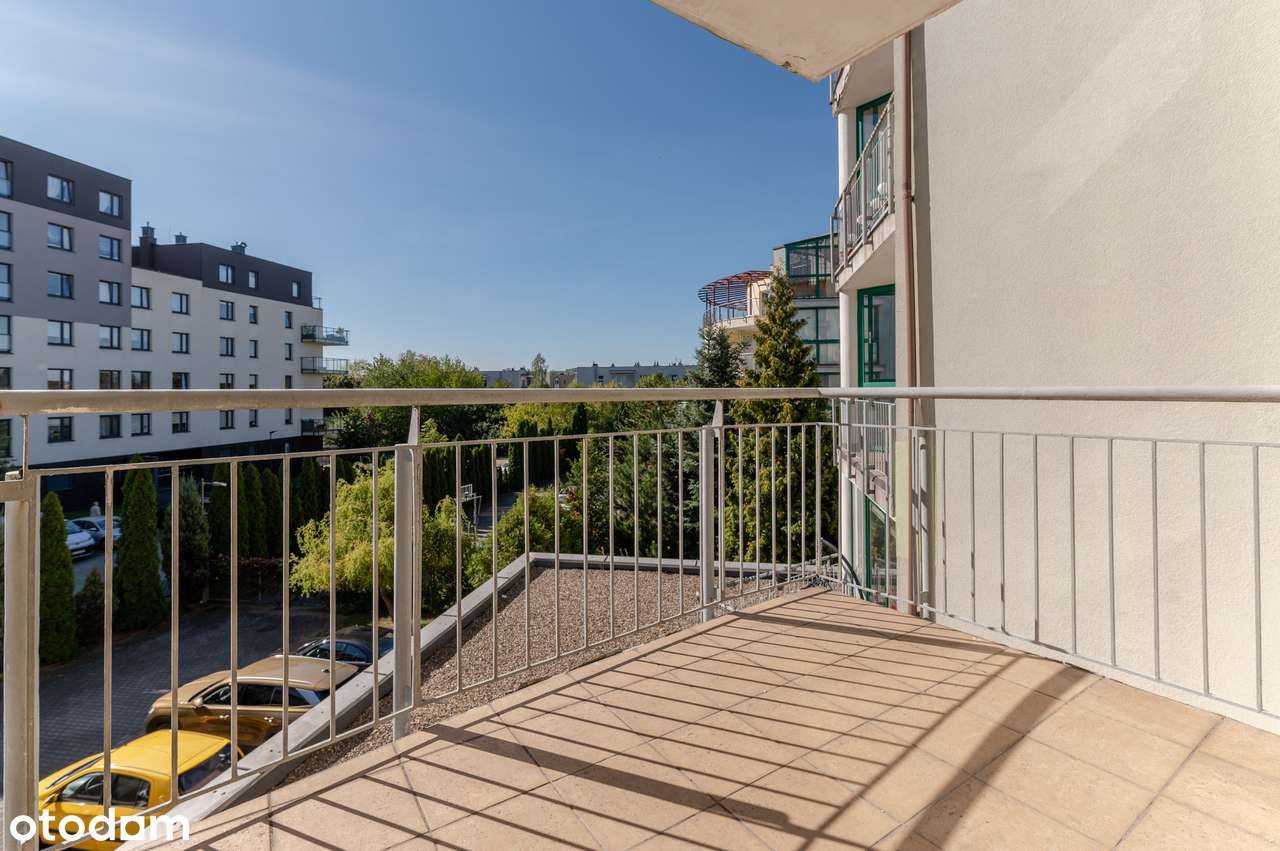 Mieszkanie dla osób szukających przestrzeni z 3 balkonami i parkingiem-13