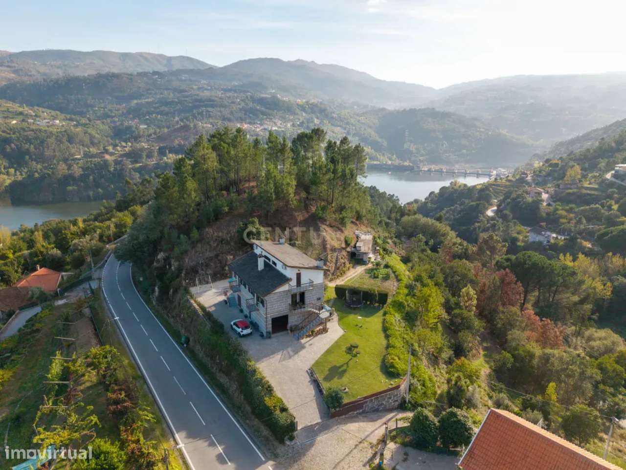 Moradia V4 com Vista Rio e Terreno em Paços de Gaiolo-1