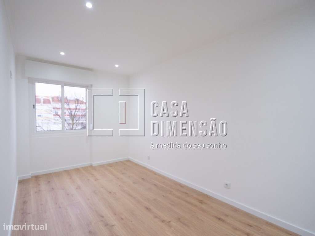 Apartamento T3, em fase de remodelação, localizado na Amadora. Uma ...-26