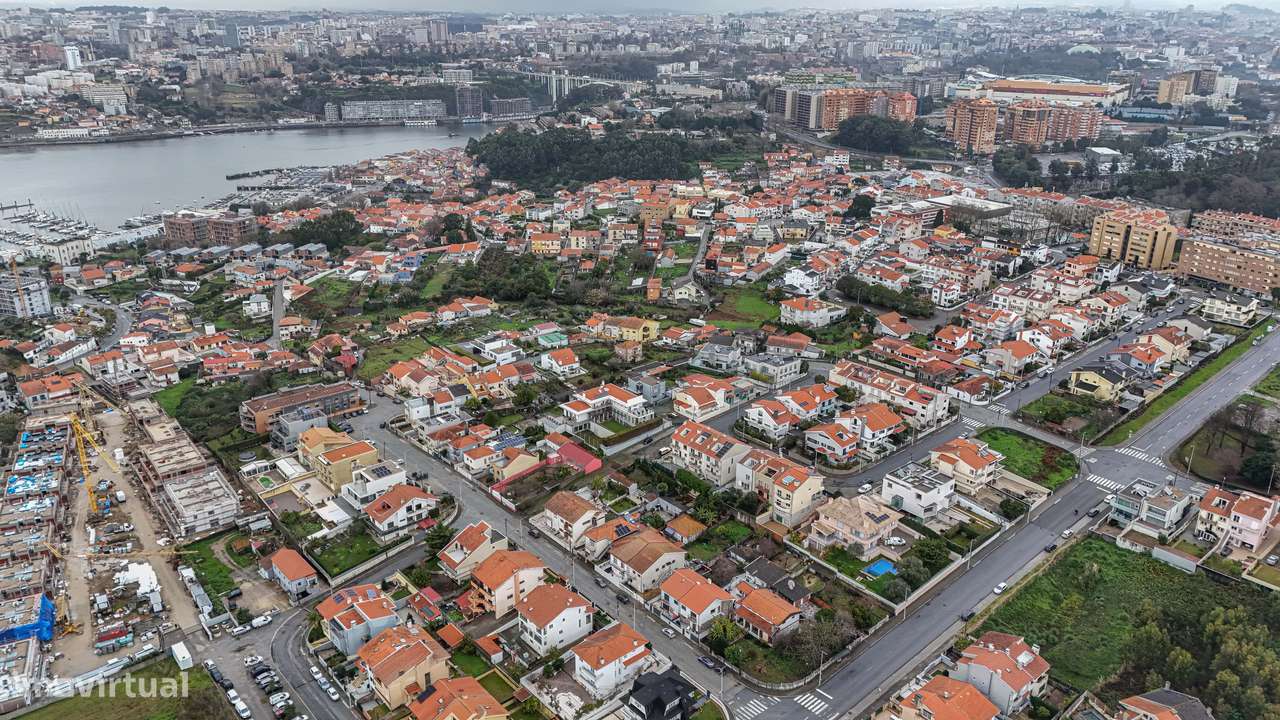 Moradia T4+1 renovada com anexo e jardim em Canidelo-23
