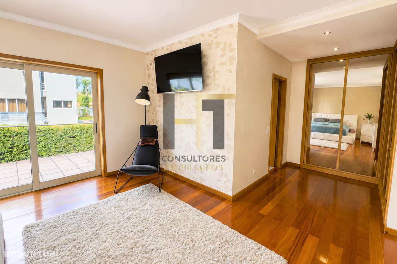 Moradia T3 | 4 Frentes | Piscina, Suite c/ Closet, Garagem 3 Carros |-13