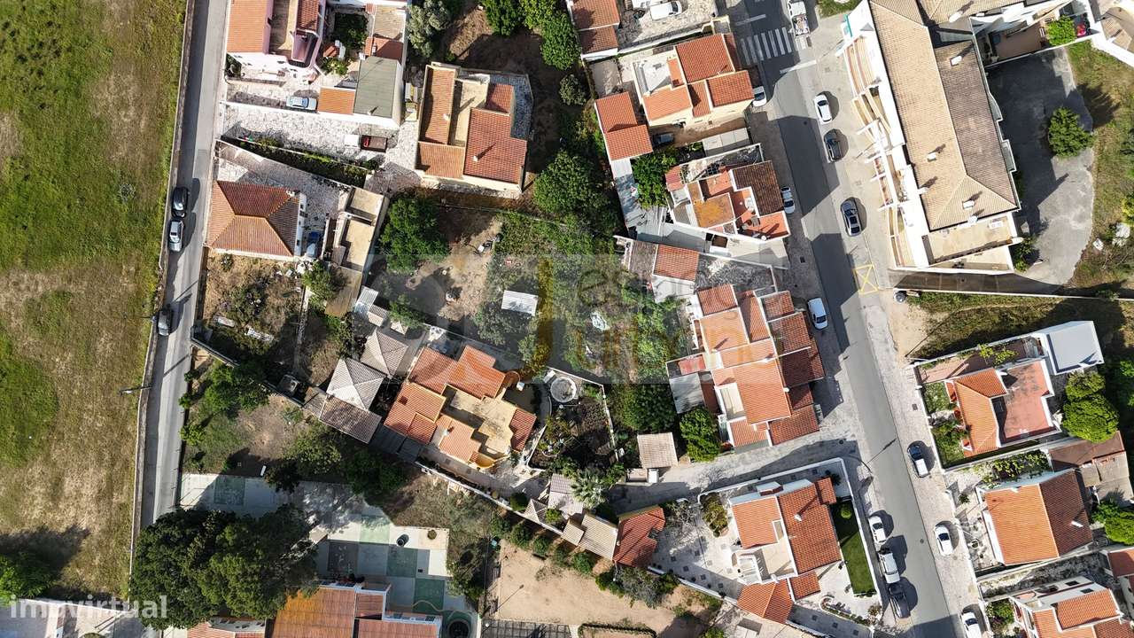 Pêra - Terreno Urbano com 645 m2 - Localização Central-16