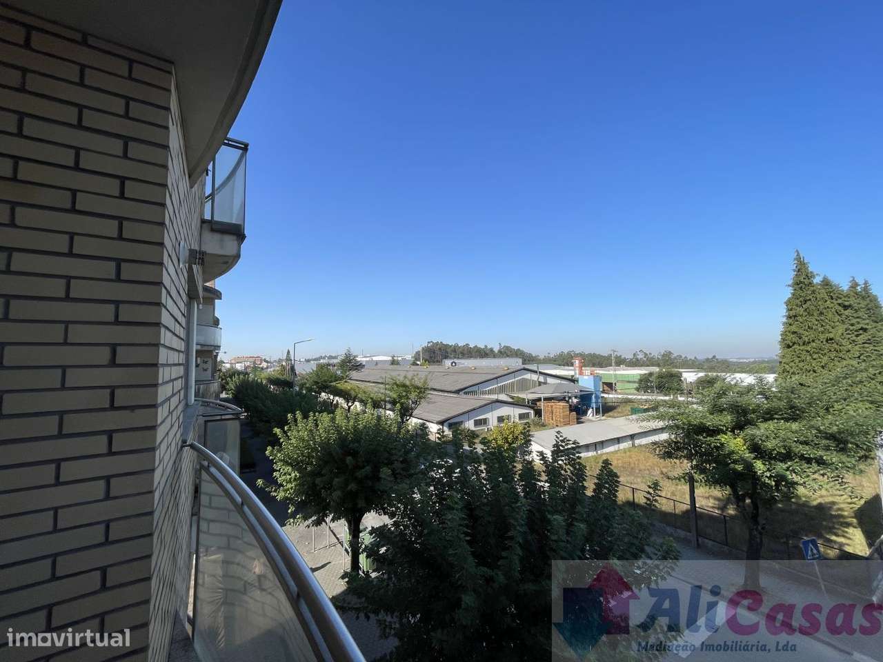**Excelente Apartamento T2 C/Ampla varanda em Localização Privilegia-13