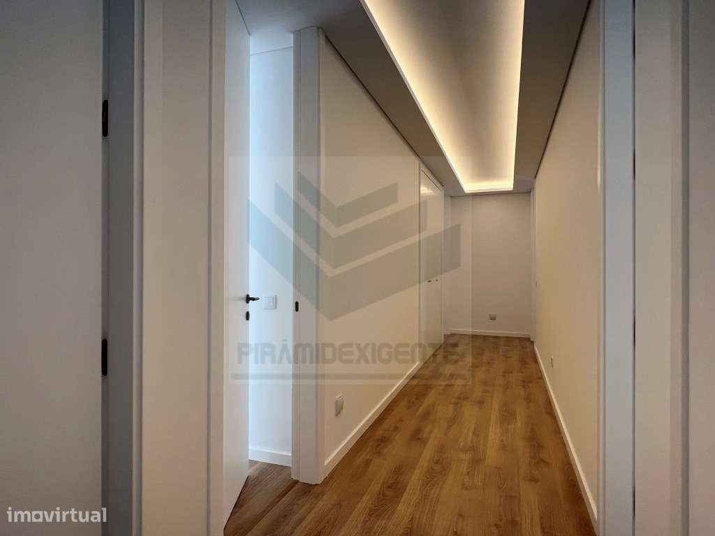 Ampla Moradia T4 em Azeitão: 72m² Open Space, 3 Suítes-14