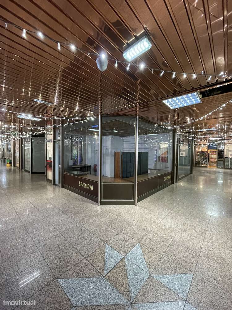 Excelente loja com montra generosa - Grande imagem: 4/8