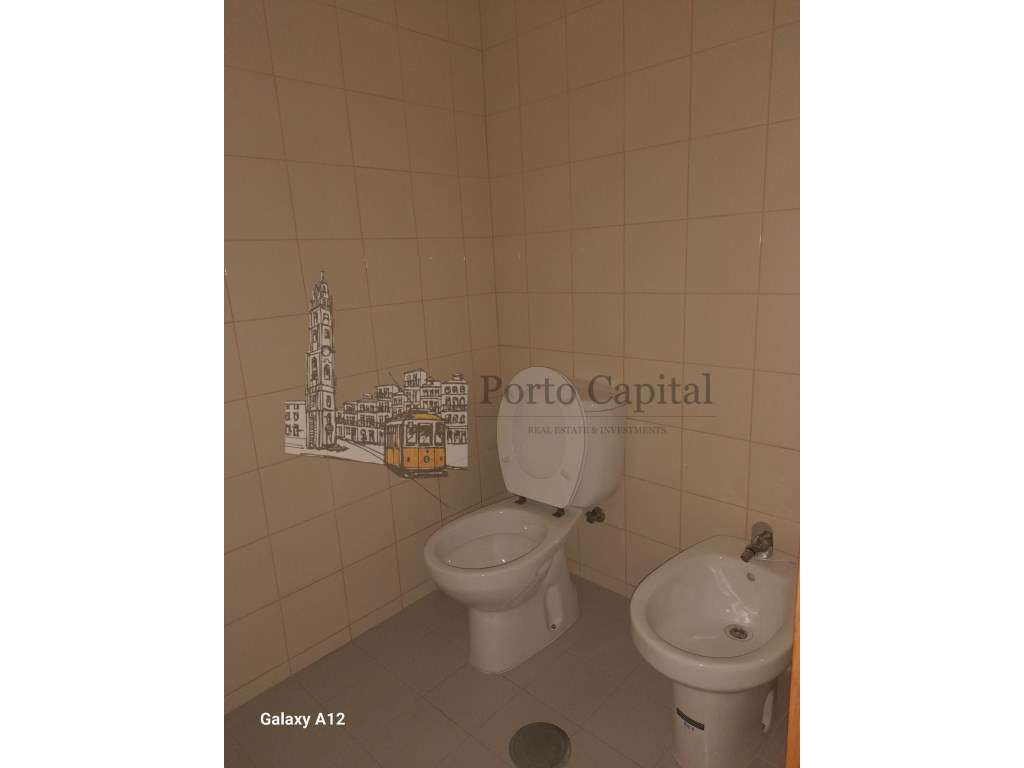 Excelente armazem junto ao Hospital de Santo António - Grande imagem: 5/20