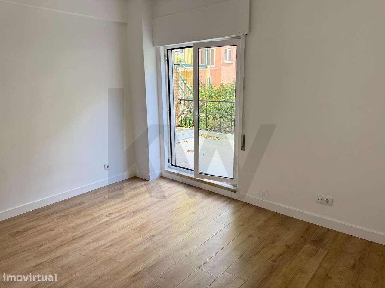 Apartamento T1 remodelado com terraço situado na Graça - Grande imagem: 2/28