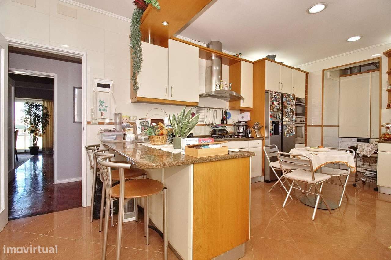 Apartamento T6 com Terraço e Vista 360º em Campolide - 314m²-17