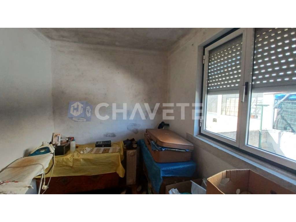 Prédio com habitação, armazém, e logradouro a 3 minutos de Tomar.-22