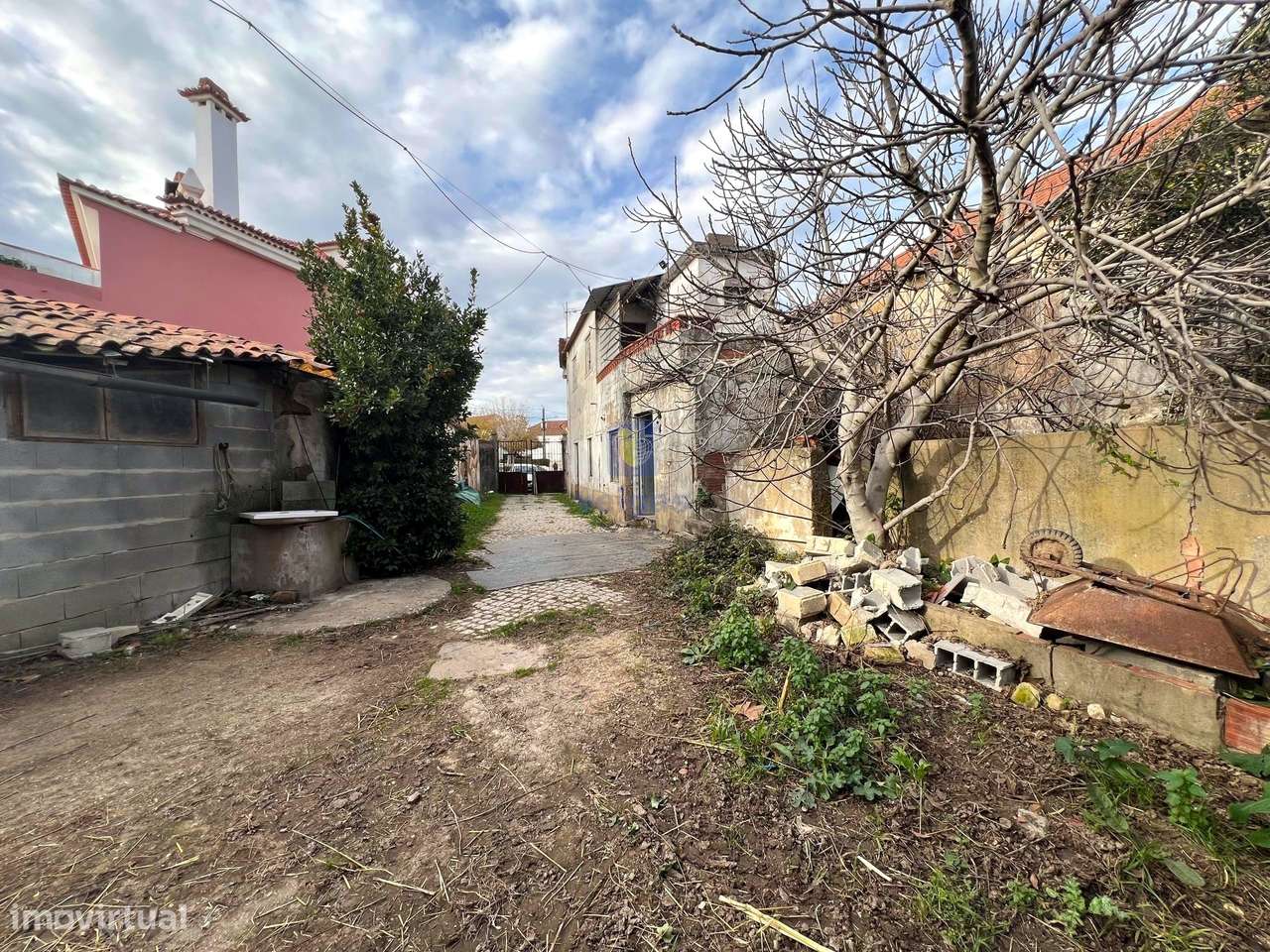 Baixa de Preço !!!! Villa para Recuperação na Labrujeira - Ventosa - A-8