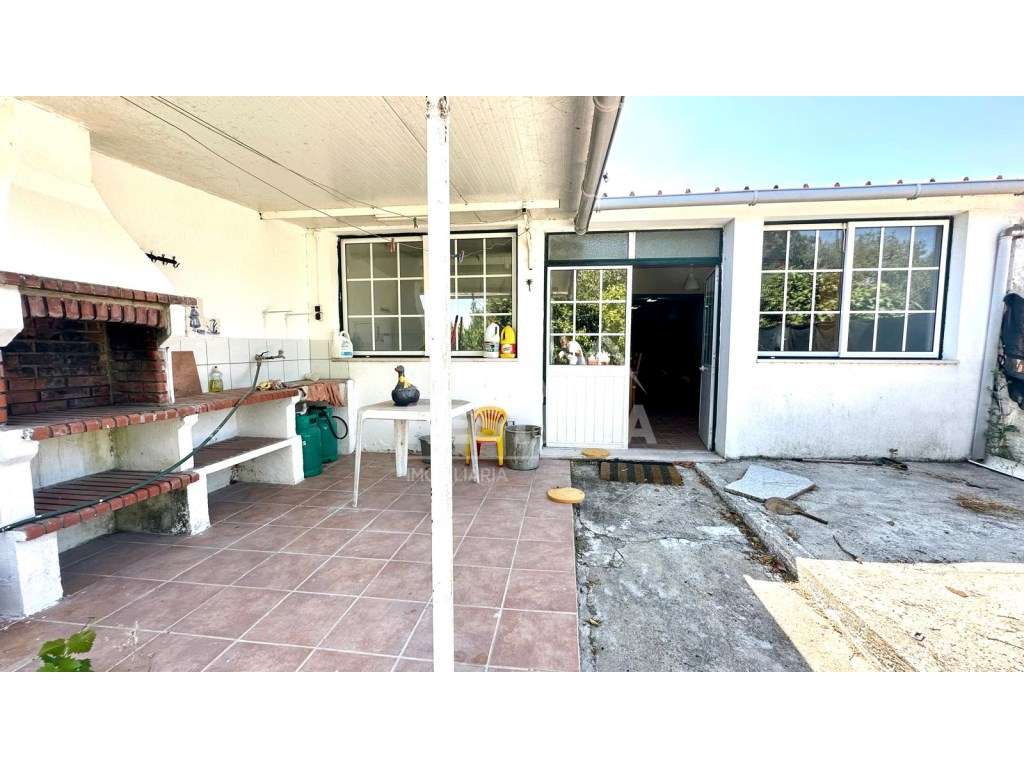 Moradia T3 em Banda - Churrasqueira, anexo e potencial para piscina...-31