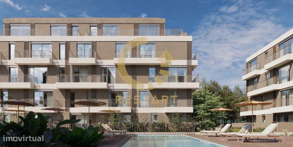 APT T1 condomínio privado, último piso, poente, varanda, lugar de gara - Grande imagem: 5/25