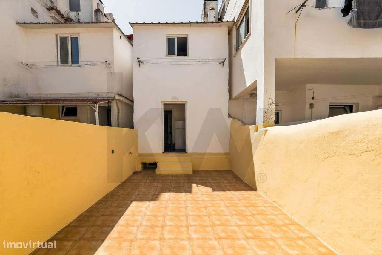 Arrendamento Apartamento T0+1 com Terraço de 25 m2 – Campo de Ourique