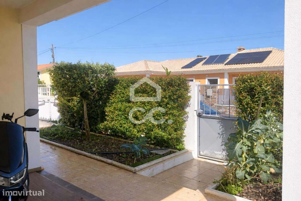 Moradia T3 com Piscina e Garagem em Azeitão-22