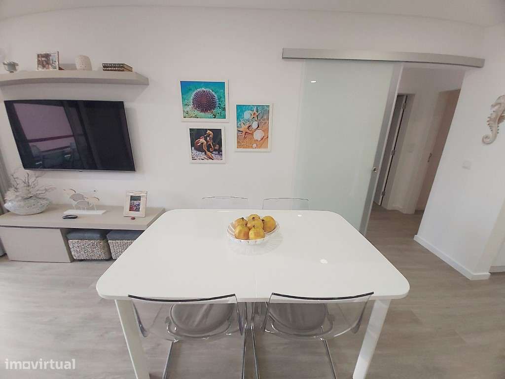 T2 remodelado em condomínio com piscina e campo de ténis-48