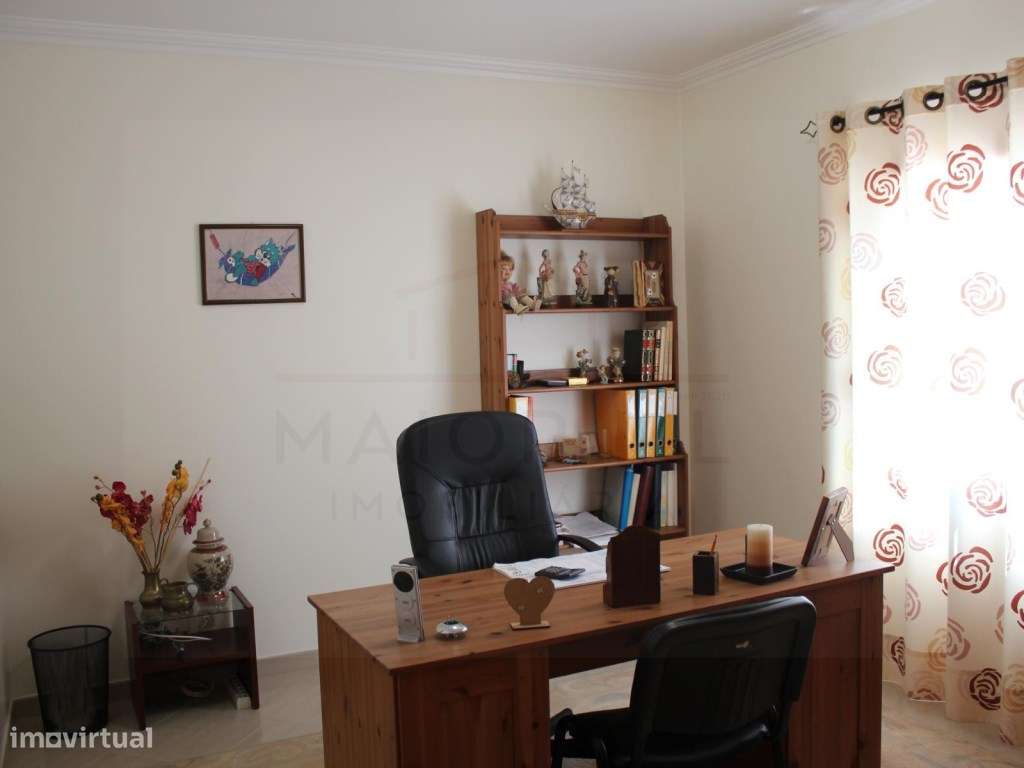 Moradia T5 com grandes áreas em zona muito tranquila de Rio Maior-12